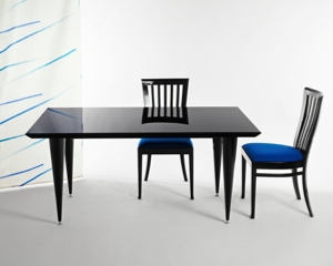 alma: Tisch und Stühle