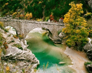 Historische Brücke in Südfrankreich